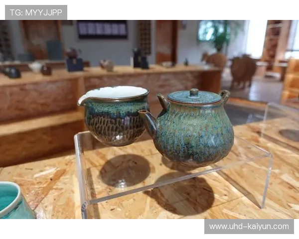 车手冲线后获赠隆昌特产，石牌坊陶罐成纪念礼品